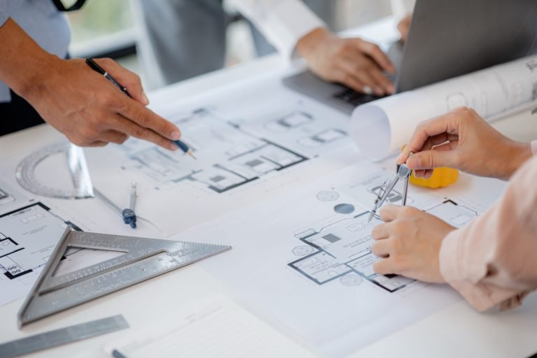 Projektanci pracujący nad dokumentacją