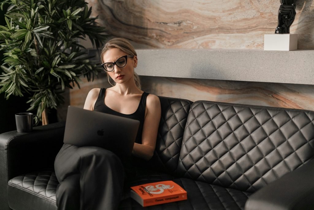 Kobieta pracująca na laptopie w biurze